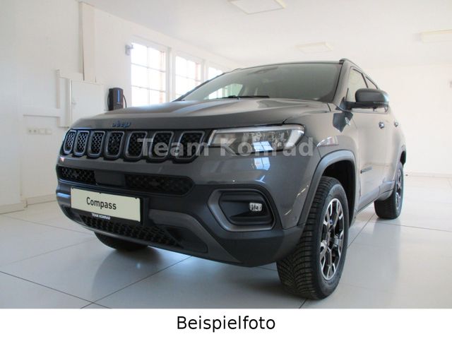 Ein Jeep Compass der zum Leasing angeboten wird.