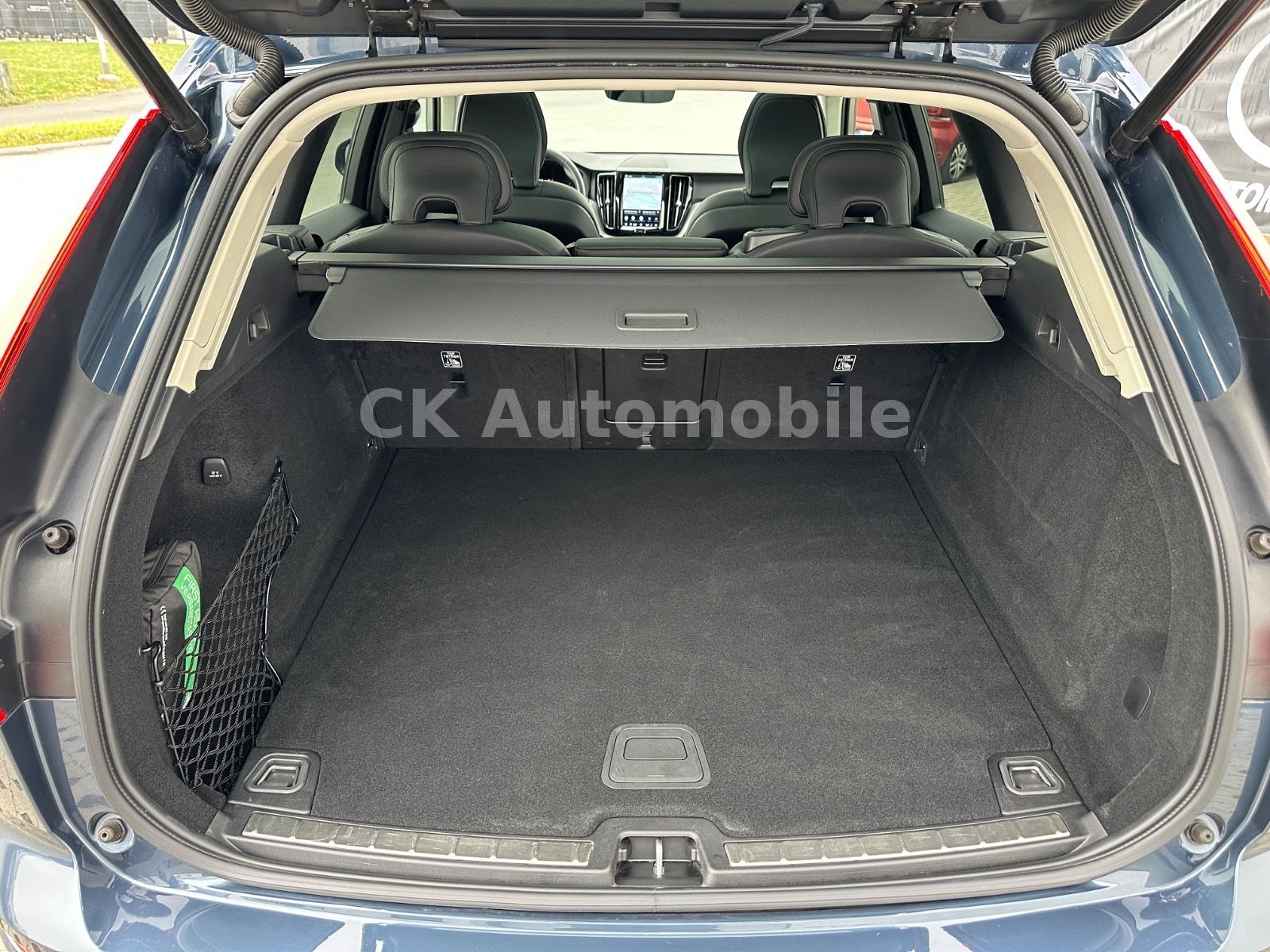 Fahrzeugabbildung Volvo XC60 B4 Plus Bright AWD/Navi/Leder/Pano/LED/Kam.