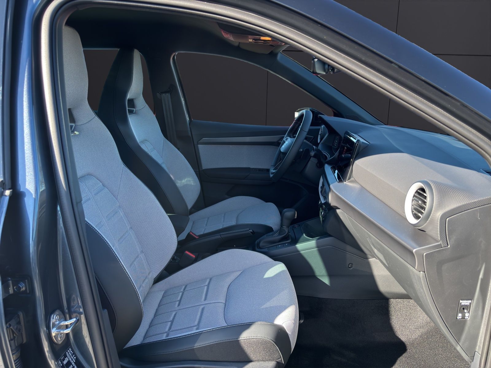 Fahrzeugabbildung SEAT Arona 1.0 TSI FR KESSY RFK 18" BICOLOUR