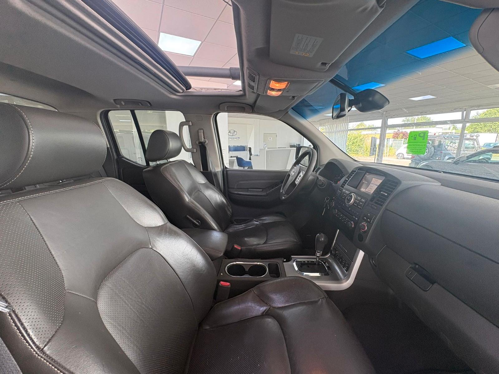 Nissan Navara Double cabine 3.0 231ch - Attelage - Régulateur - Ecran tactile - Sièges chauffants