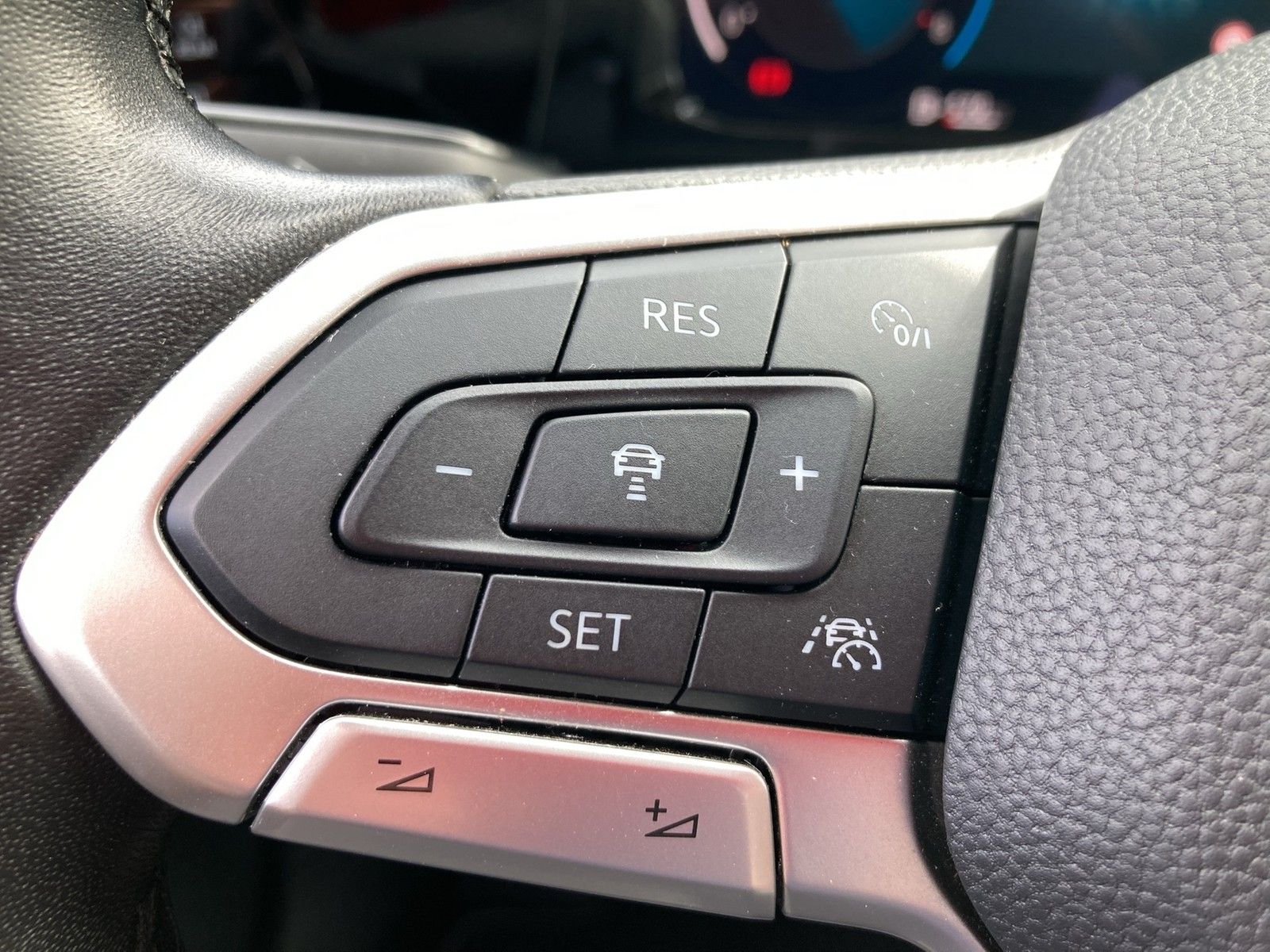 Fahrzeugabbildung Volkswagen Golf VIII Variant TSI Life LED Navi AID ACC PDC