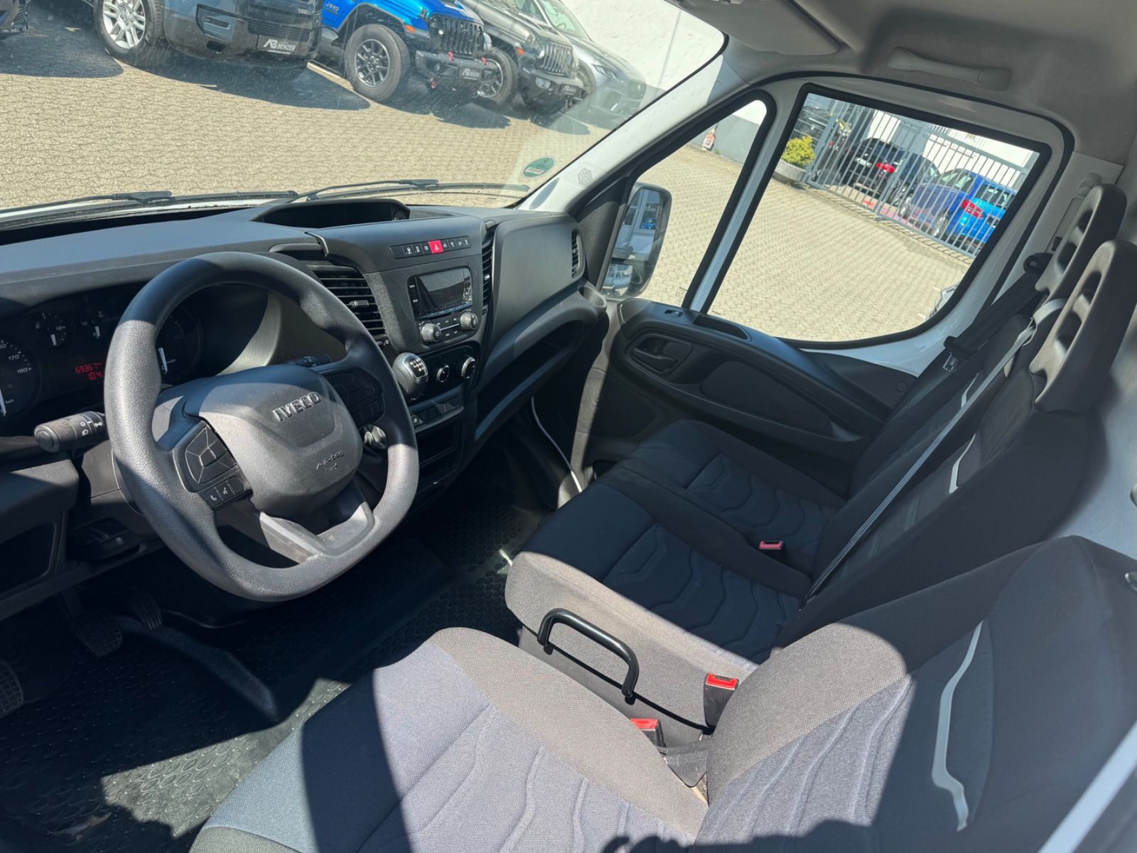 Fahrzeugabbildung Iveco Daily Kasten HKa 35 S ... V Radstand 3520 L/3-SI
