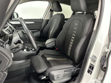 Fahrzeugabbildung BMW 218d Navi Parkassistent HiFi LM Sportsitze LED