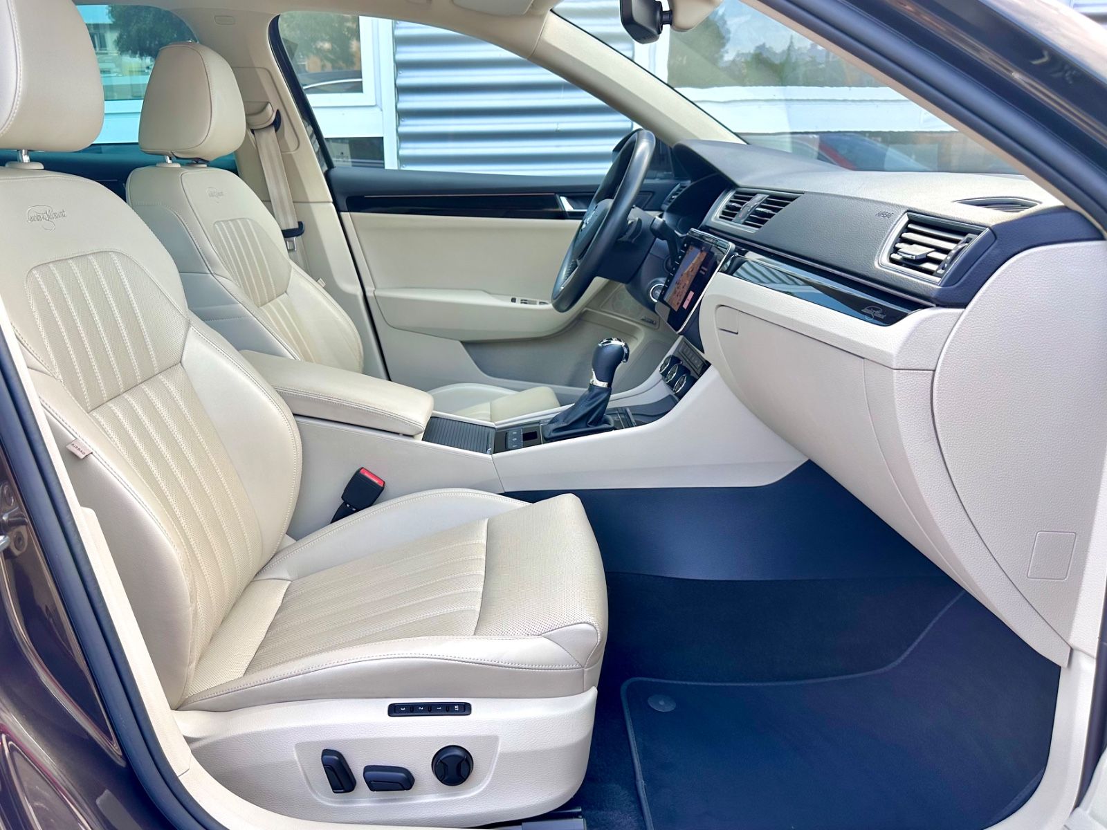 Fahrzeugabbildung SKODA SUPERB L&K 4x4*AHK+LEDER+DSG*MOD.2019*
