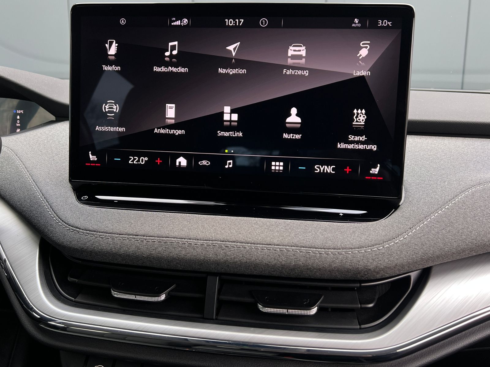 Fahrzeugabbildung SKODA Enyaq iV 80 Loft *AHK, 360°-Kamera,Navi,19" LM F