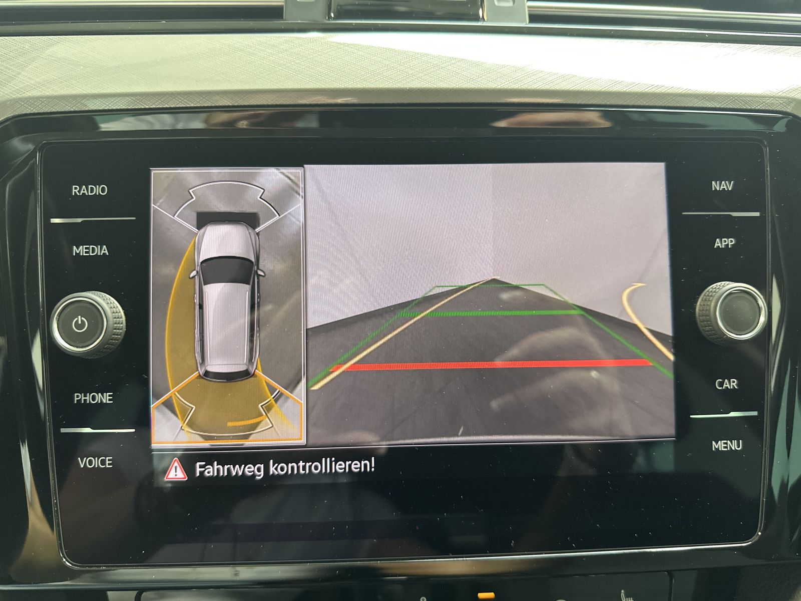 Fahrzeugabbildung Volkswagen Passat Variant 2.0 TDI DSG Business 4Motion NAV