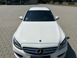 Mercedes-Benz 220 - Mercedes-Benz 220 mit Diesel-Antrieb: Limousine