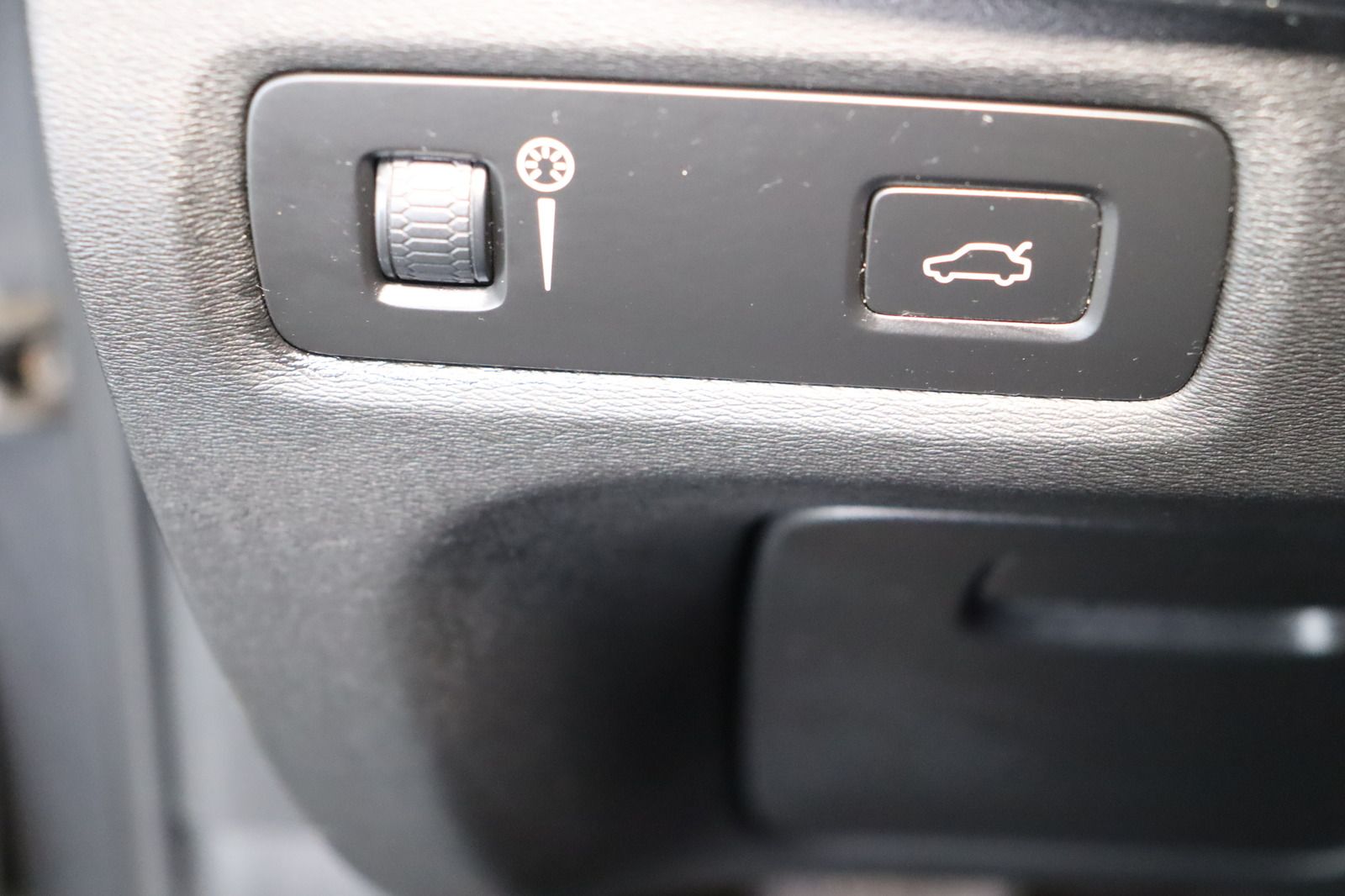 Fahrzeugabbildung Volvo V90 Kombi * HUD * Keyless * Limited Edition Mome