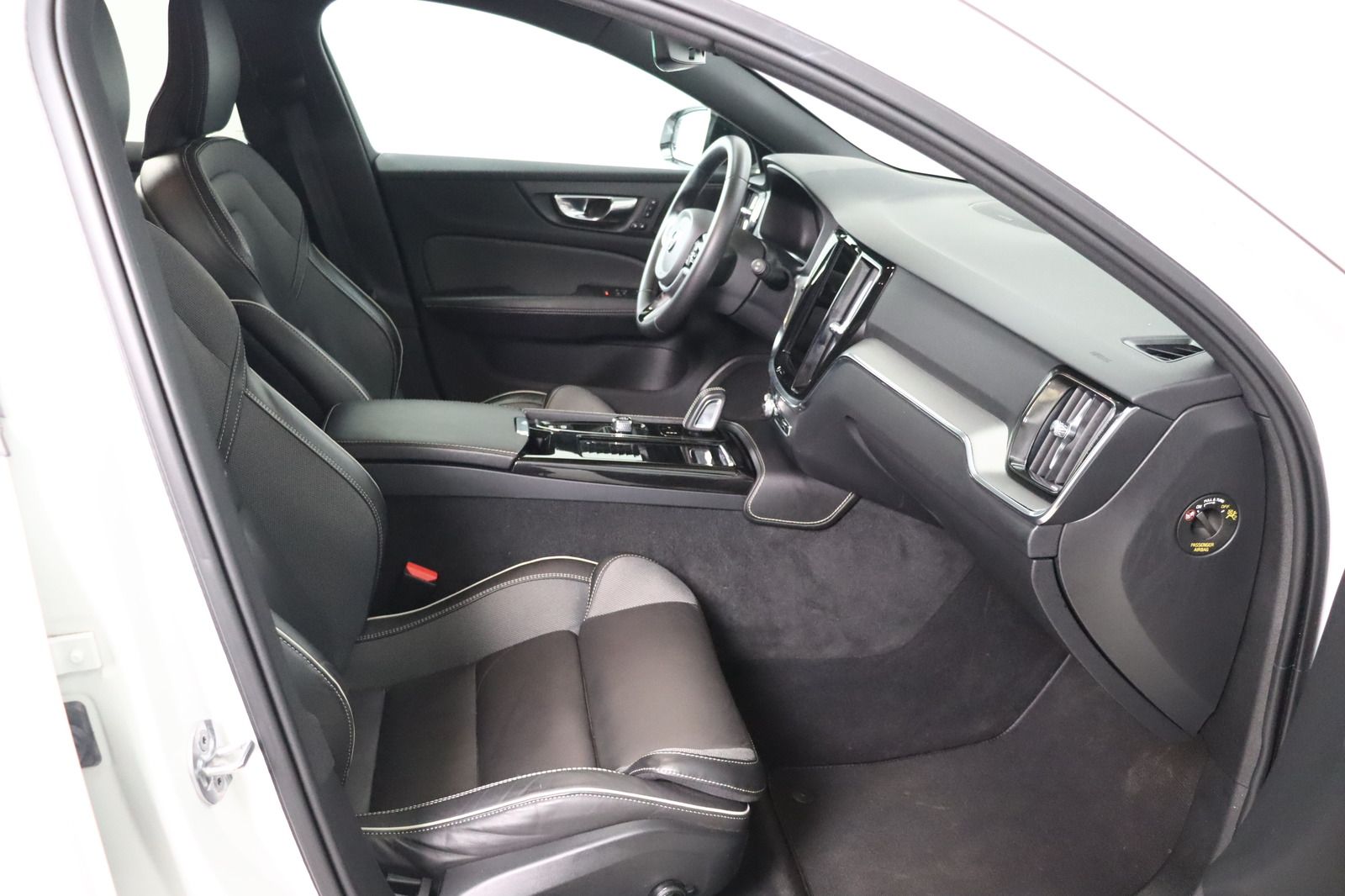 Fahrzeugabbildung Volvo V60 Kombi T8 R-Line AWD Recharge R Design Rechar