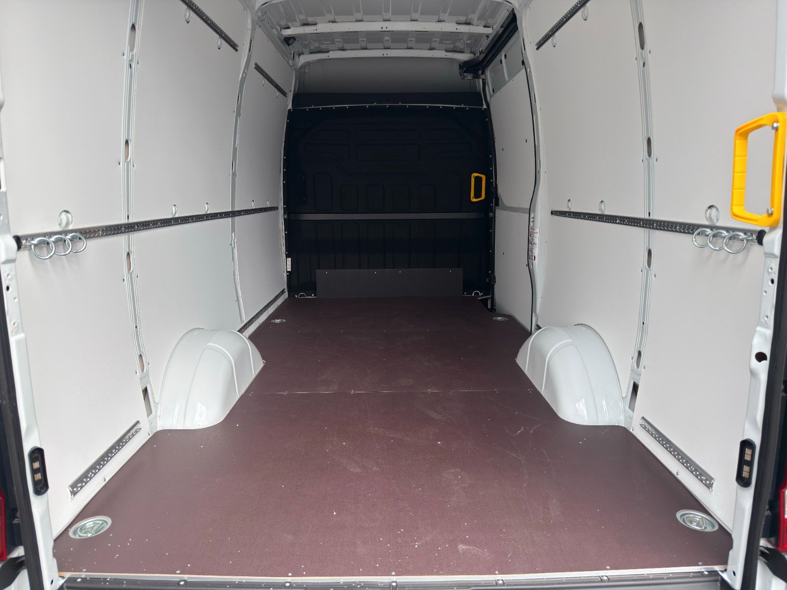 Fahrzeugabbildung Iveco Daily 35S14B V Airlineschienensystem *AHK 3,5 t*