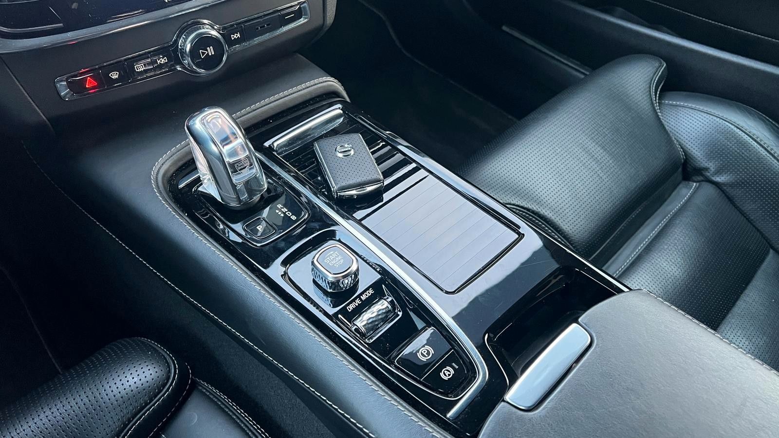 Fahrzeugabbildung Volvo S90*R-Design*T8*AWD*B&W*LUFT*MASS*20Zoll