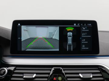 Fahrzeugabbildung BMW 530e Panorama Kamera Laser HUD DAB H/K ACC AHK