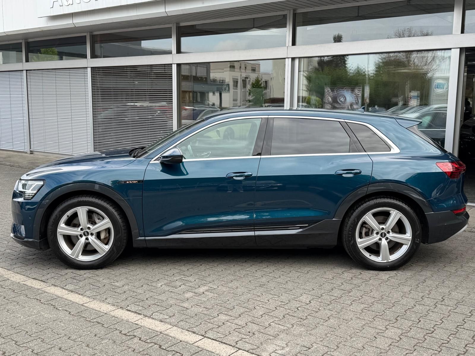 Fahrzeugabbildung Audi e-tron 50 QUATT S LINE 20"+LEDER+LUFT+ACC+KAM+