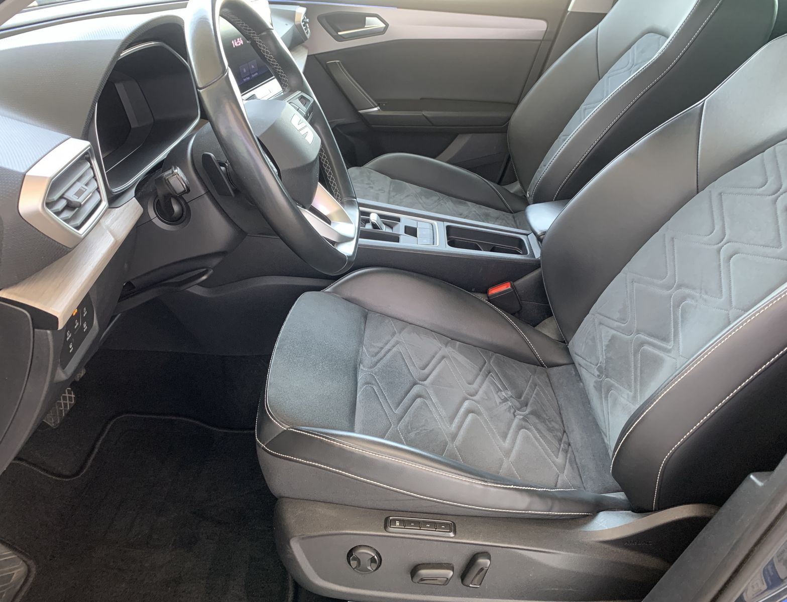 Fahrzeugabbildung SEAT Leon 2.0 TDI Xcellence*AHK*LED*Cam*VCOCK*Navi*