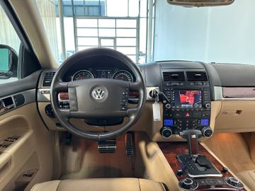 Fahrzeugabbildung Volkswagen Touareg V8 Bi-Xenon Navi Memory PDC 4xSitzhzg LM