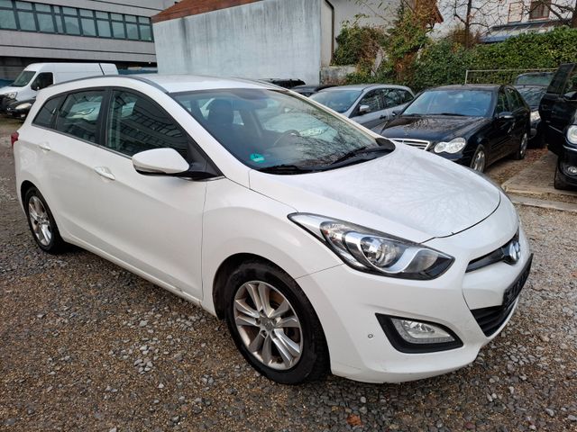 Hyundai i30 blue 1.6 CRDi 81kW Trend