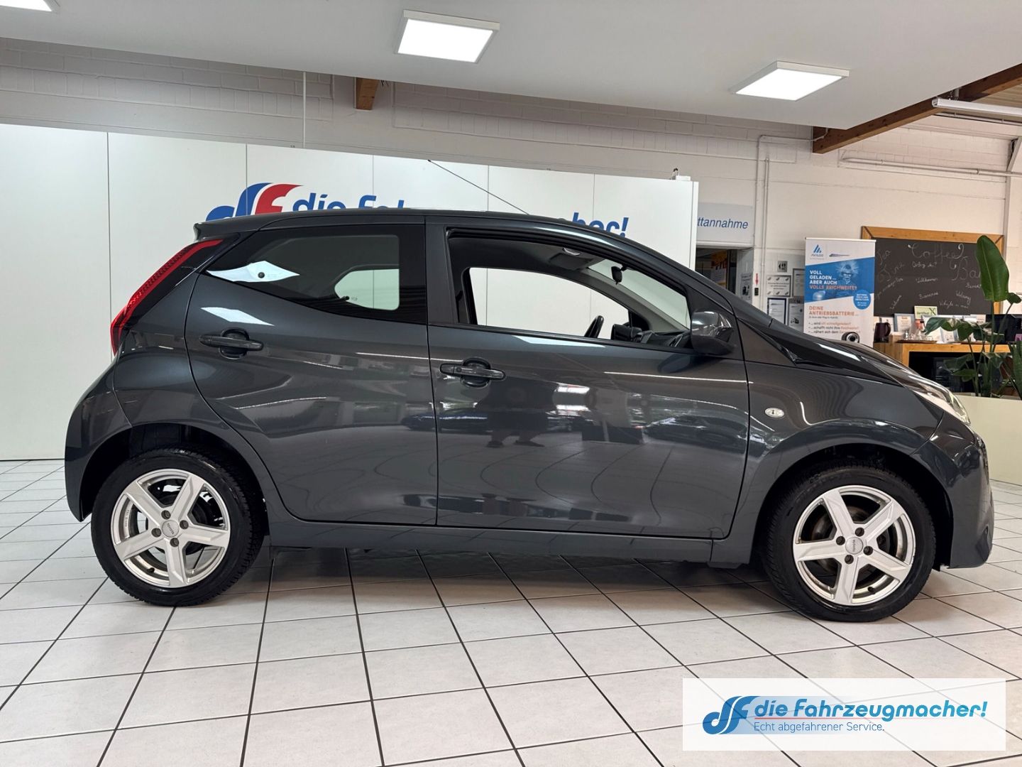 Fahrzeugabbildung Toyota Aygo X-Play Connect ACC Apple CarPlay Android Au