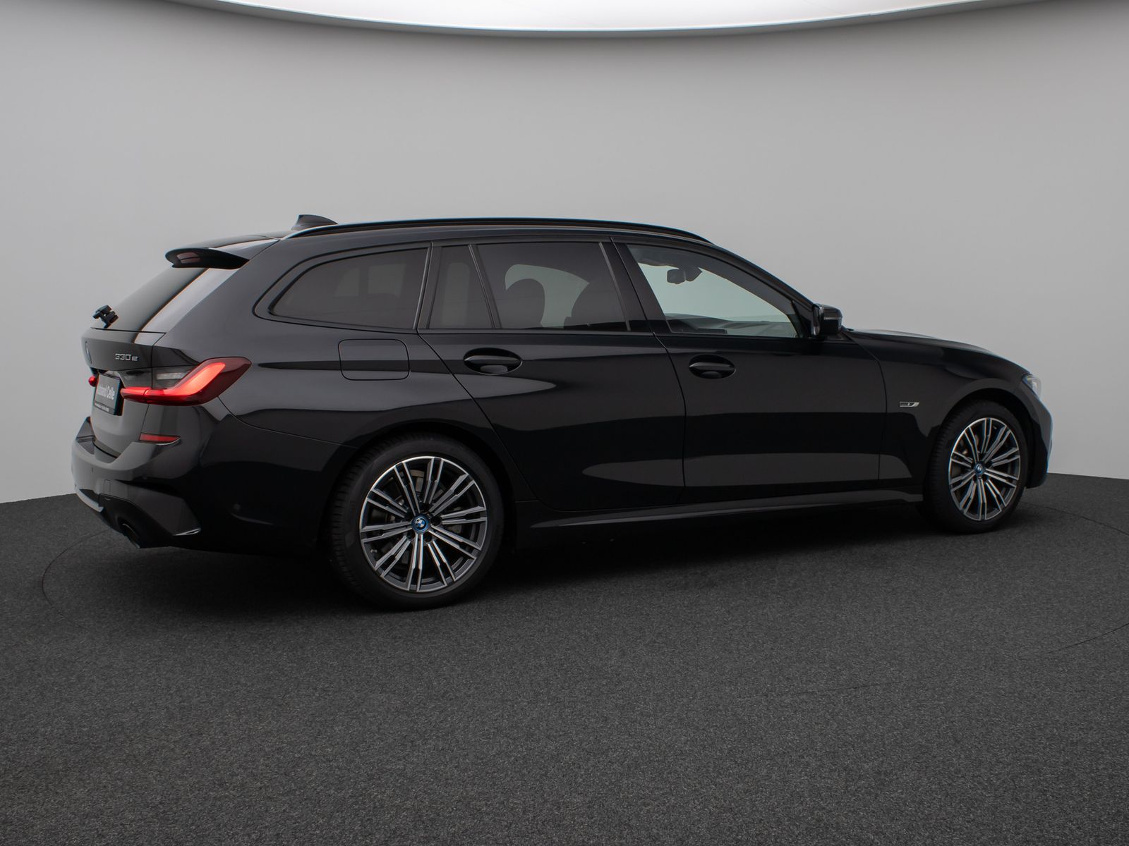 Fahrzeugabbildung BMW 330e xD M Sport Panorama Laser Kamera HUD HiFi