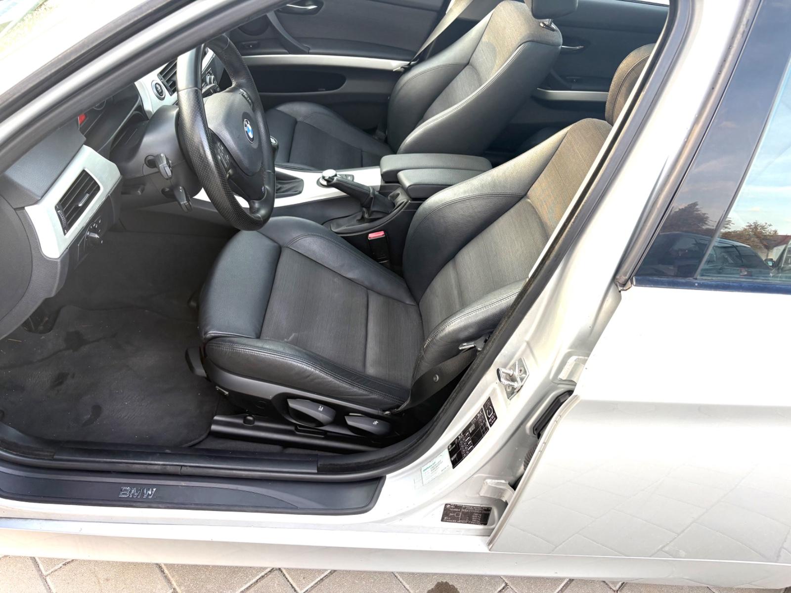 BMW 330xi Touring 272 ch 6 cylindres xDrive • Boîte manuelle 6 • Toit pano • GPS • Xénon • Radars AV/AR