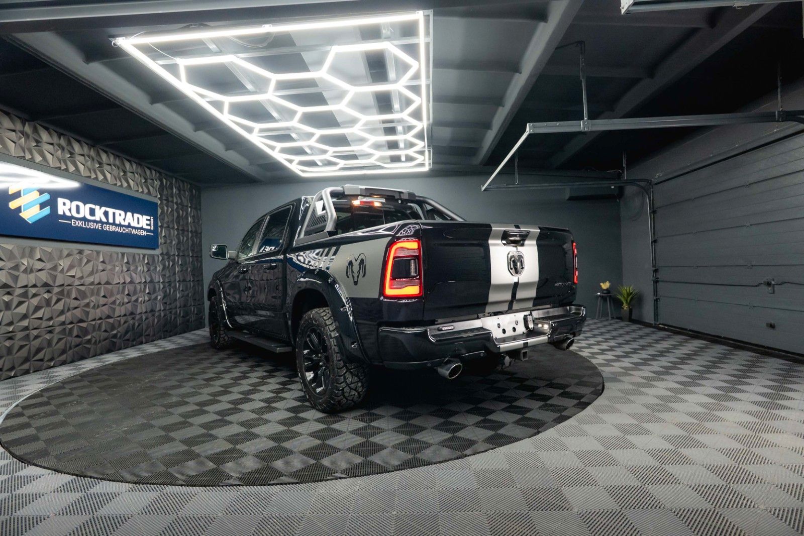 Fahrzeugabbildung Dodge RAM 5.7 V8 HEMI 4x4 Night LARAMIE Pano LED 19%