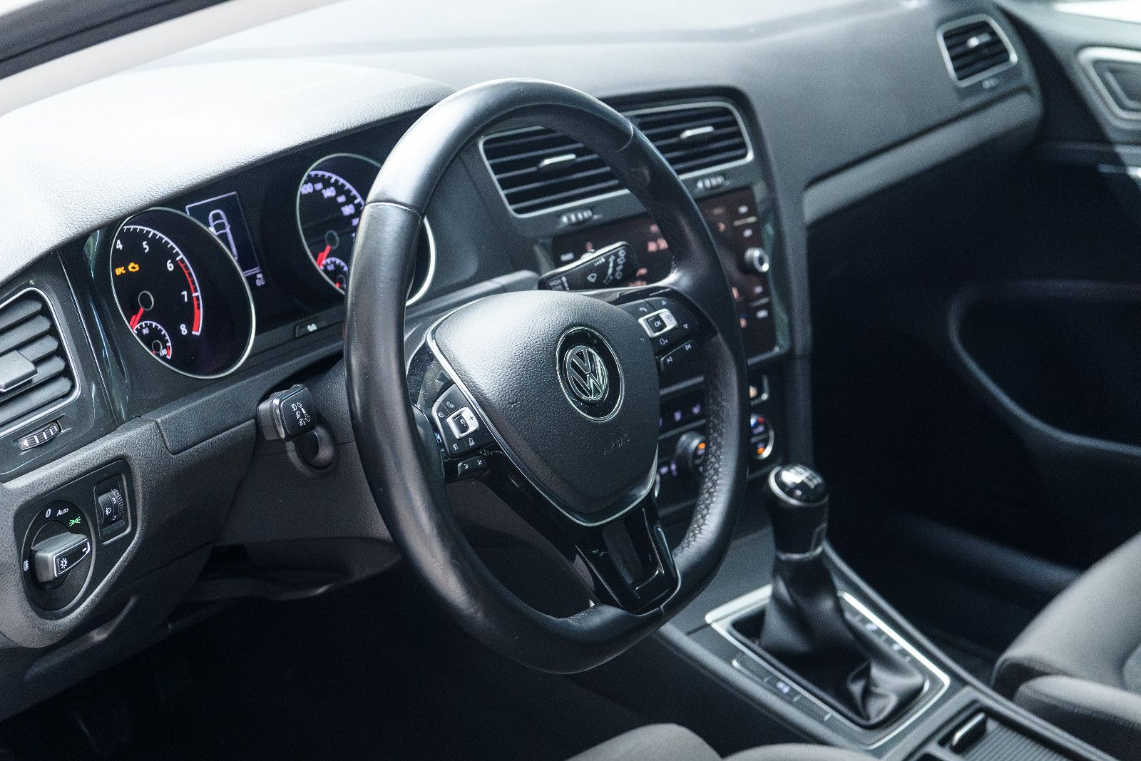Fahrzeugabbildung Volkswagen Golf VII Variant+R-LINE+AHK+SHZ+NAVI+RFK+GJR