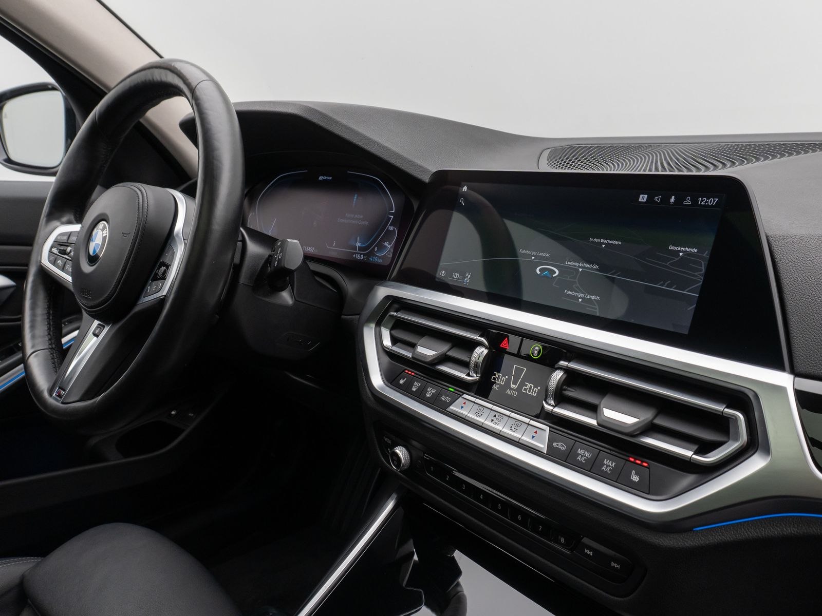 Fahrzeugabbildung BMW 330e xD Sport Line Panorama Laser Kamera HUD DAB