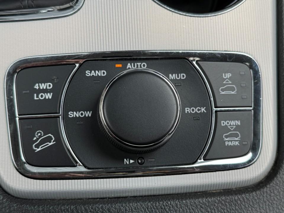 JEEP GRAND CHEROKEE 3.0 CRD SUMMIT PANORAMIQUE 8 FACH | 250 ch | 4X4 | BVA | HAYON ÉLECTRIQUE | RÉGLAGE ÉLECTRIQUE DES SIÈGES AVEC FONCTION MÉMOIRE
