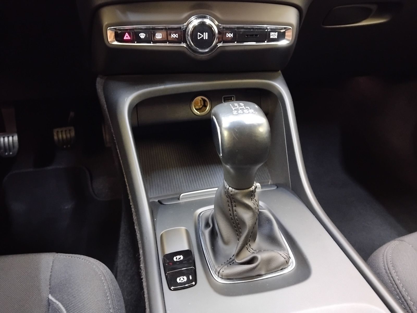 Volvo XC 40 (10/2021, Benzin)