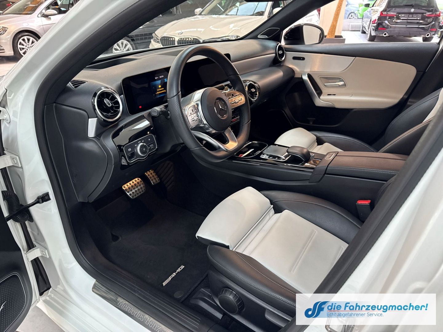 Fahrzeugabbildung Mercedes-Benz A 250 AMG Sportpaket HUD Navi Digitales Cockpit