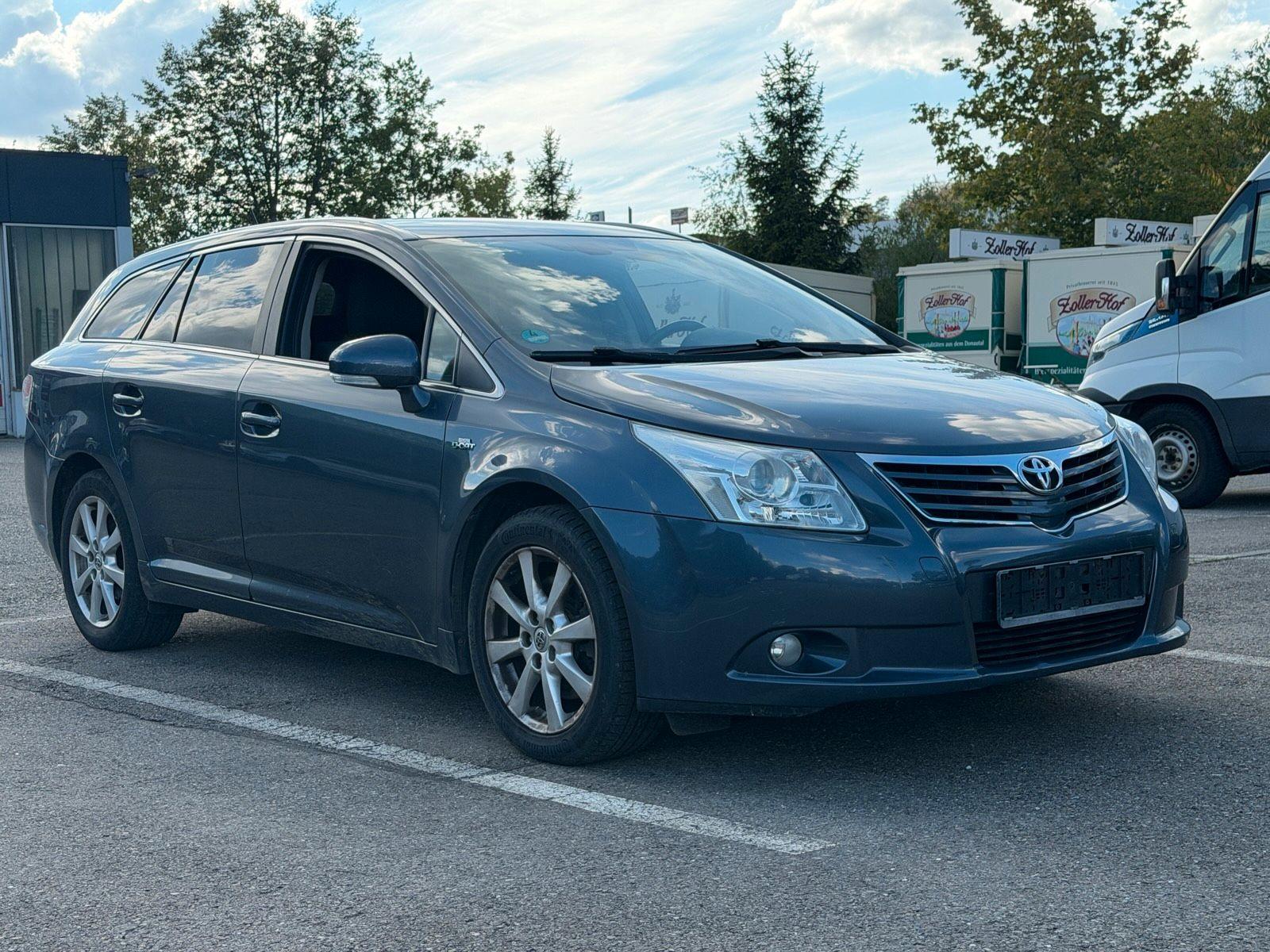 Toyota Avensis 2009 — interior