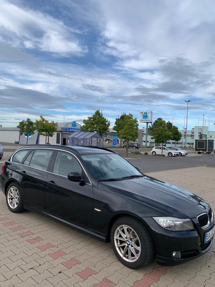 BMW 320 2012 — rear view