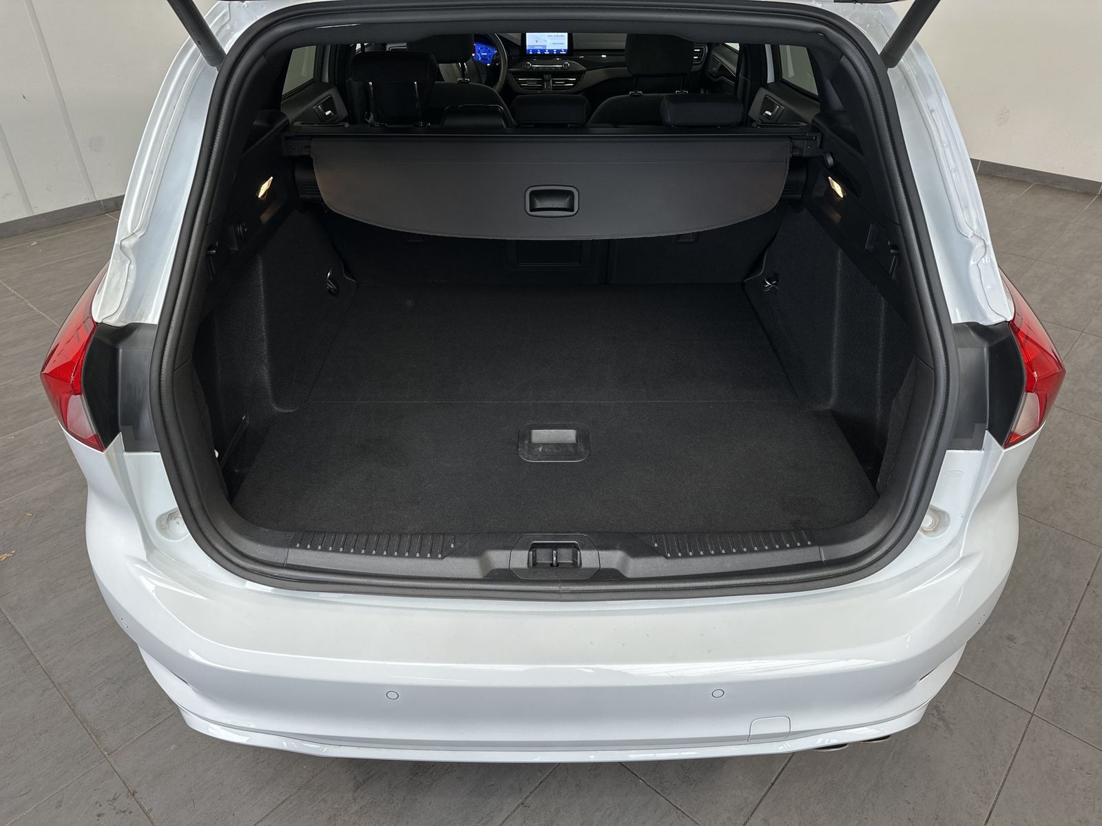 Fahrzeugabbildung Ford Focus Turnier 2.0 EB ST-Line X NAV+LED+PANO+KAM