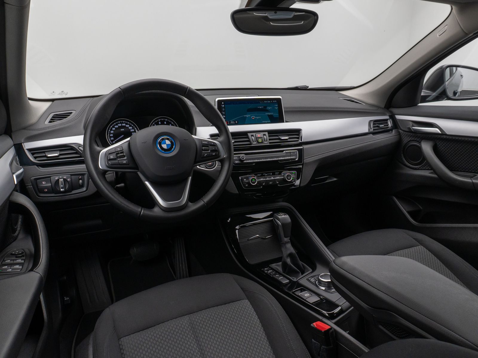 Fahrzeugabbildung BMW X2 xD25e Kamera DAB Lordos Geschwindigkeitsreg