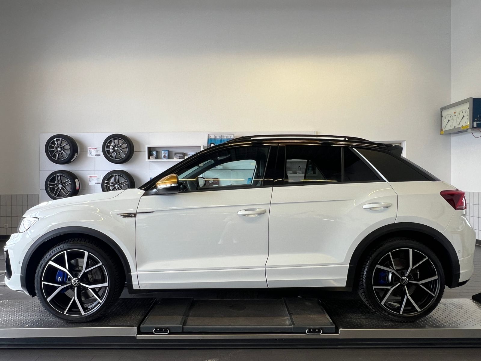 Fahrzeugabbildung Volkswagen T-Roc R 2.0 TSI DSG 4Motion*R-Performance, Black