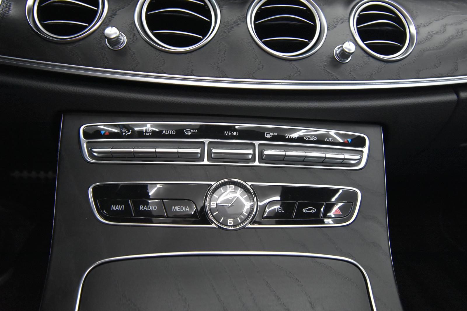 Mercedes-Benz E220d T-Modell LED SHZ RFK Glasdach Sportstyle