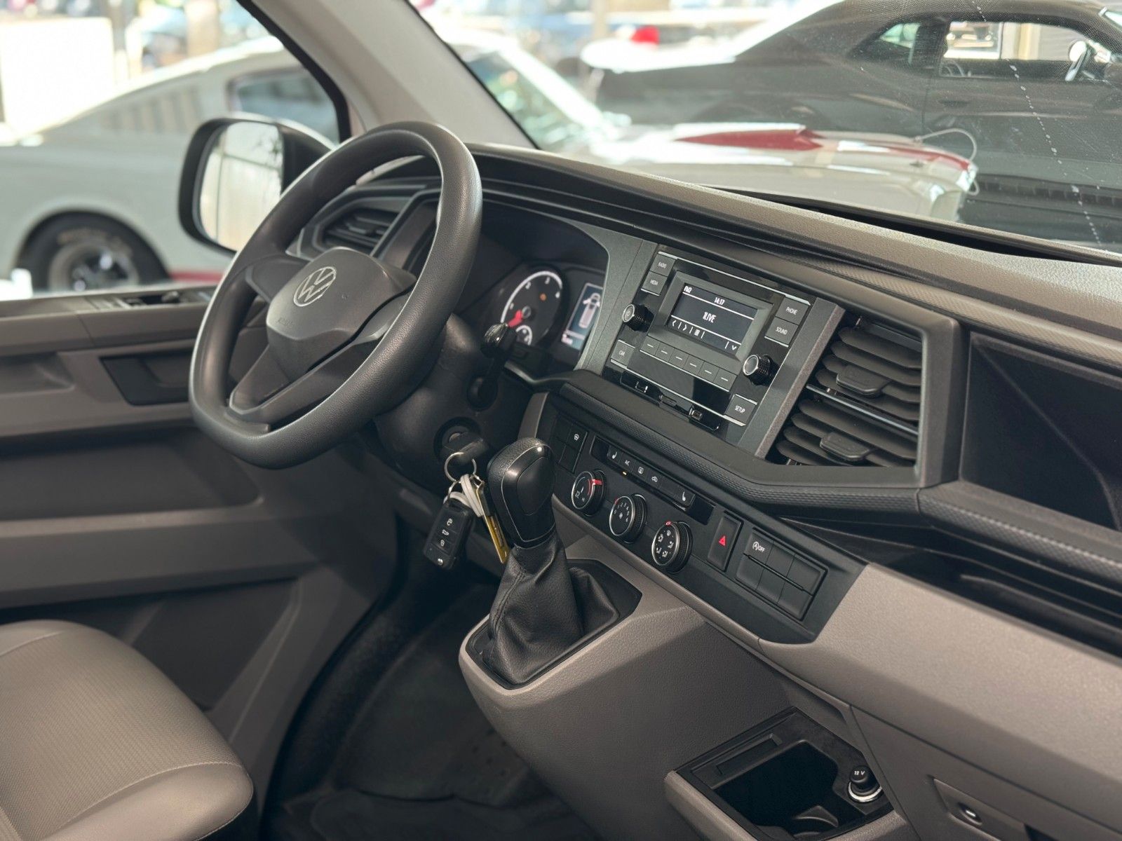 Fahrzeugabbildung Volkswagen T6 Transporter Kombi 2.0 TDI "Klima  9-Sitzer"