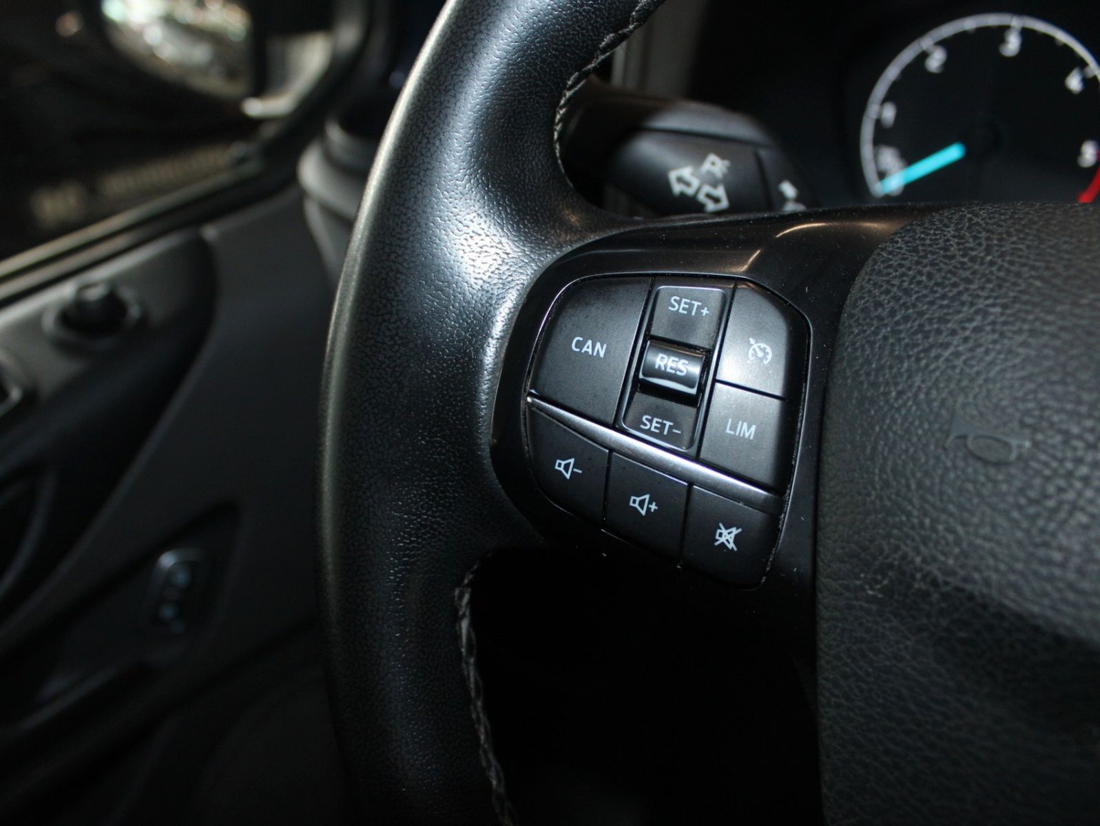 Fahrzeugabbildung Ford Transit Custom TREND L1 Kasten AHK Regale KLIMA
