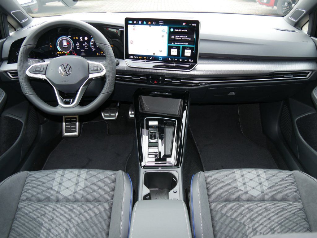 Fahrzeugabbildung Volkswagen Golf 1.5 eTSI R-Line Pano Kamera HarmanKardon