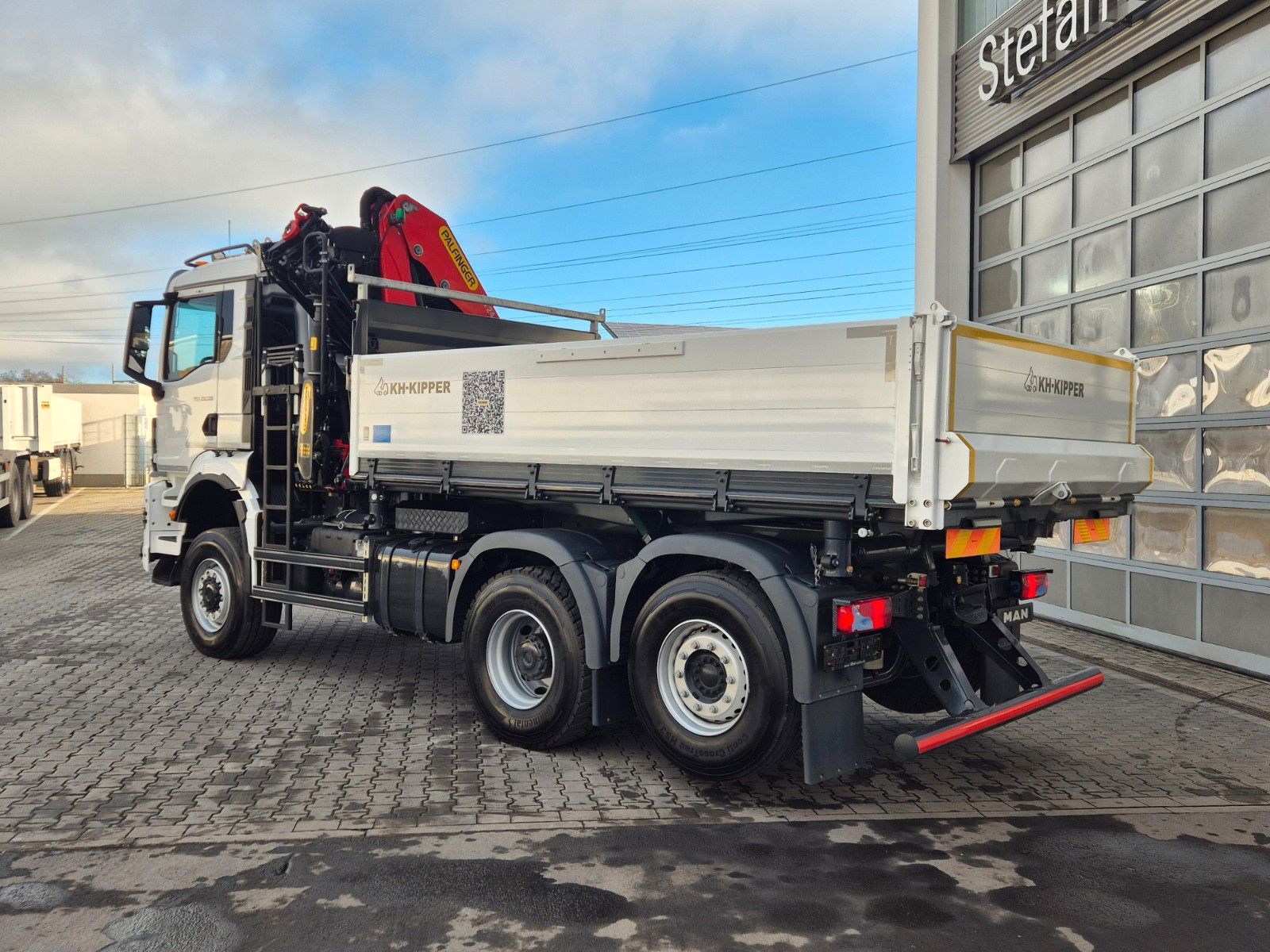 Fahrzeugabbildung MAN TGS 28.510 6x4-4 BL Palfinger PK24.001 Funk AHK