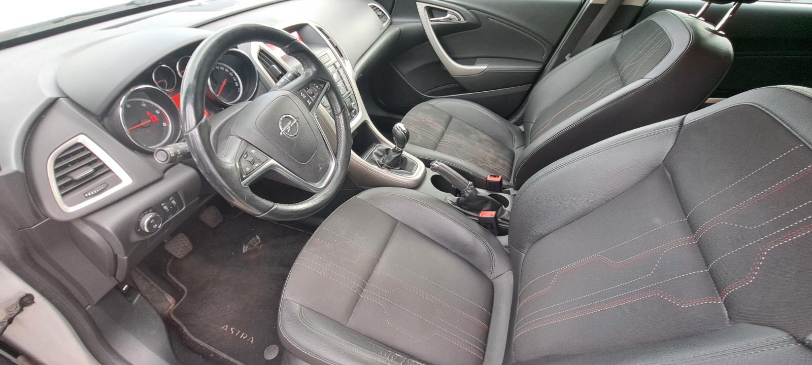 Opel Astra 2012 — photo 12