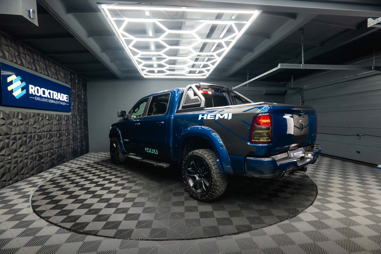 Fahrzeugabbildung Dodge RAM 5.7 V8 HEMI 4x4 NIGHT *Pano*LED* Unfallfrei