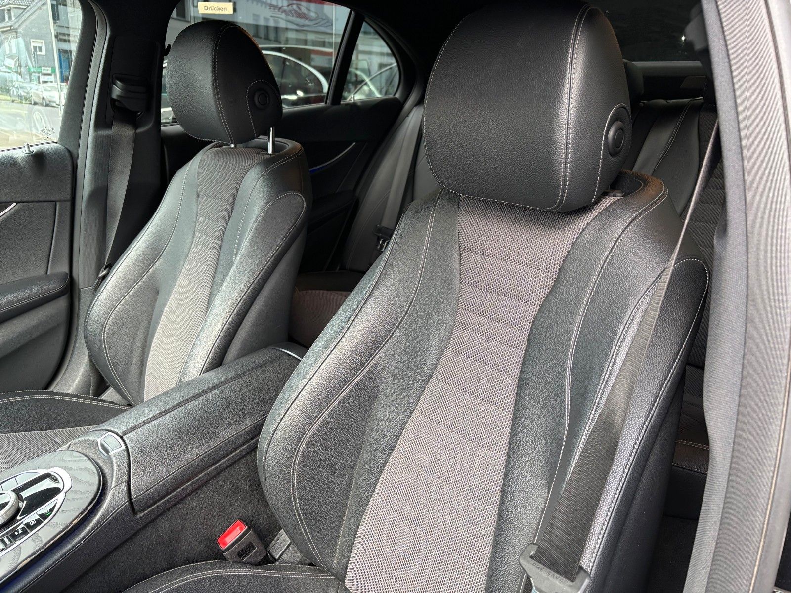 Fahrzeugabbildung Mercedes-Benz E 220d *Ambiente*Kamera*ACC*LED*SHZ