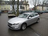 Volvo V60 Kombi Momentum*STANDHEIZUNG* - Volvo V60 in Oberhausen