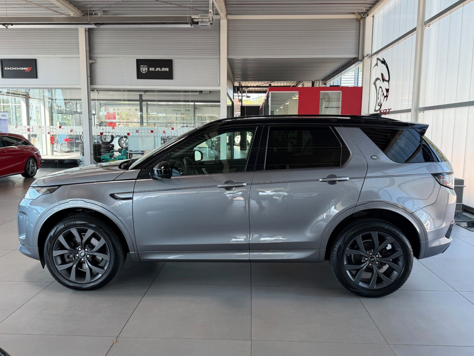 Fahrzeugabbildung Land Rover Discovery Sport 2.0 D 165 R-Dynamic SE AWD