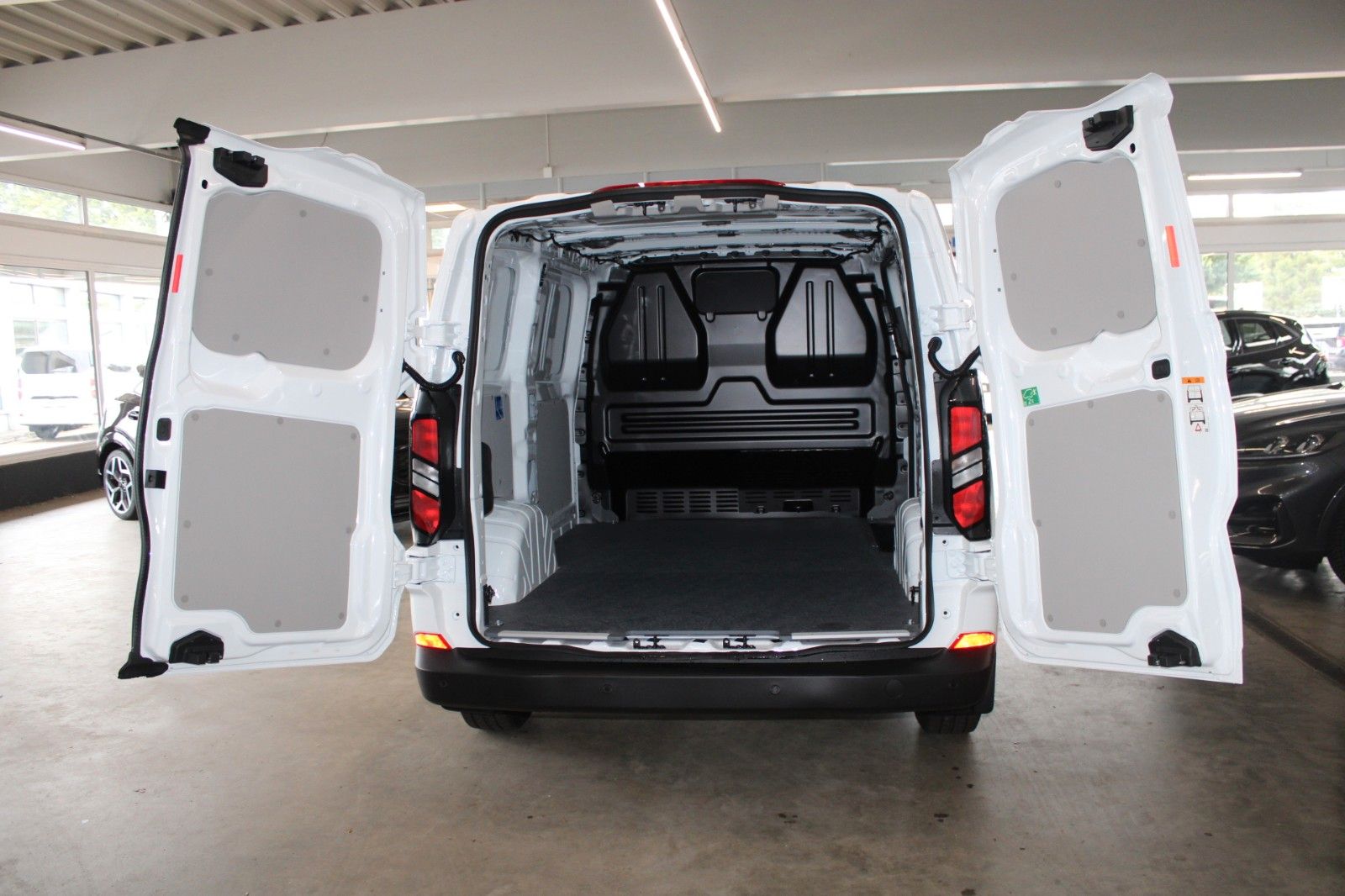 Fahrzeugabbildung Ford Transit Custom TREND PHEV L1 LED NAVI Technolog