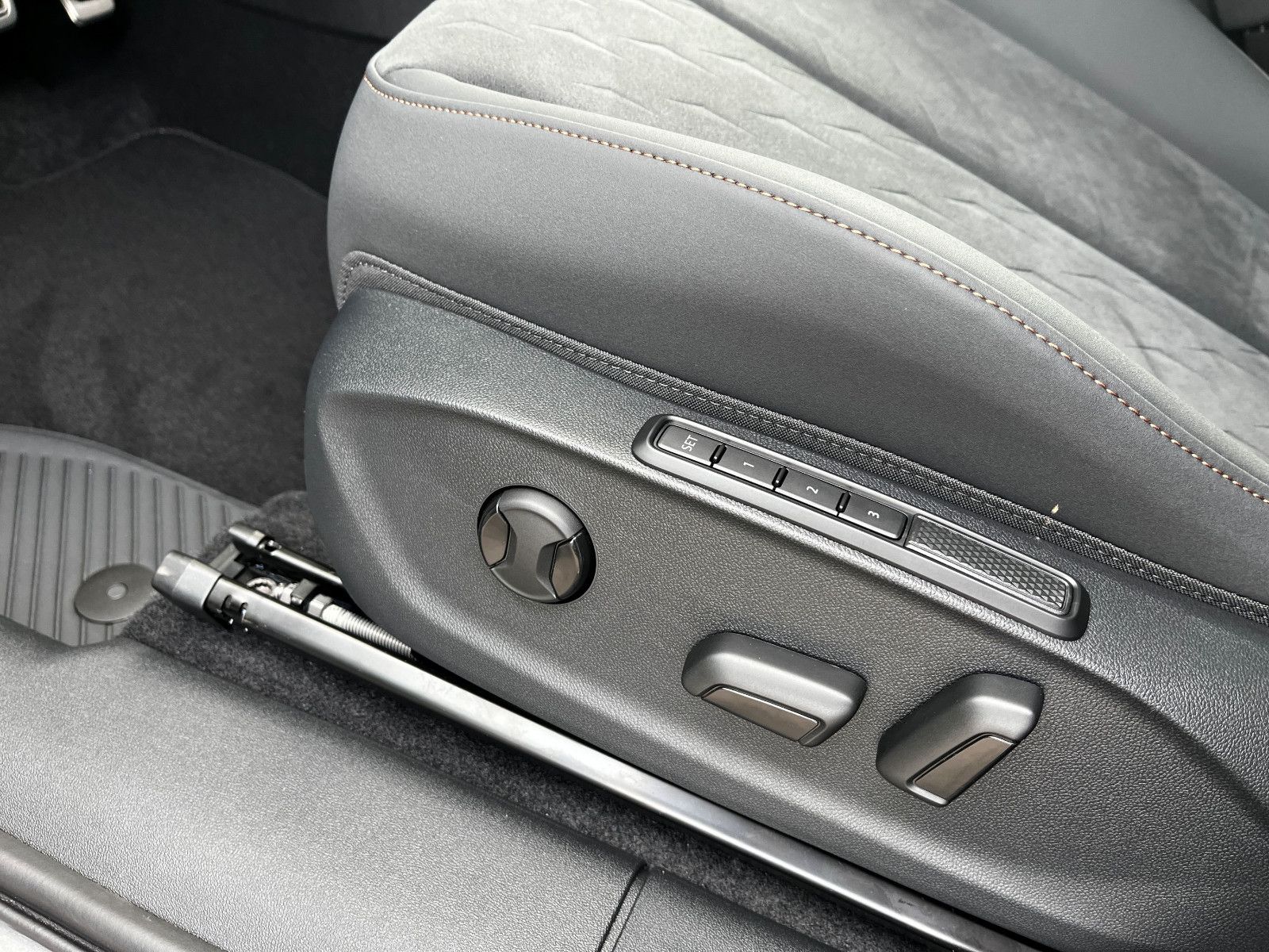 Fahrzeugabbildung CUPRA Terramar 2.0 TSI 4Drive VZ AHK PANO 20" SENN HUP