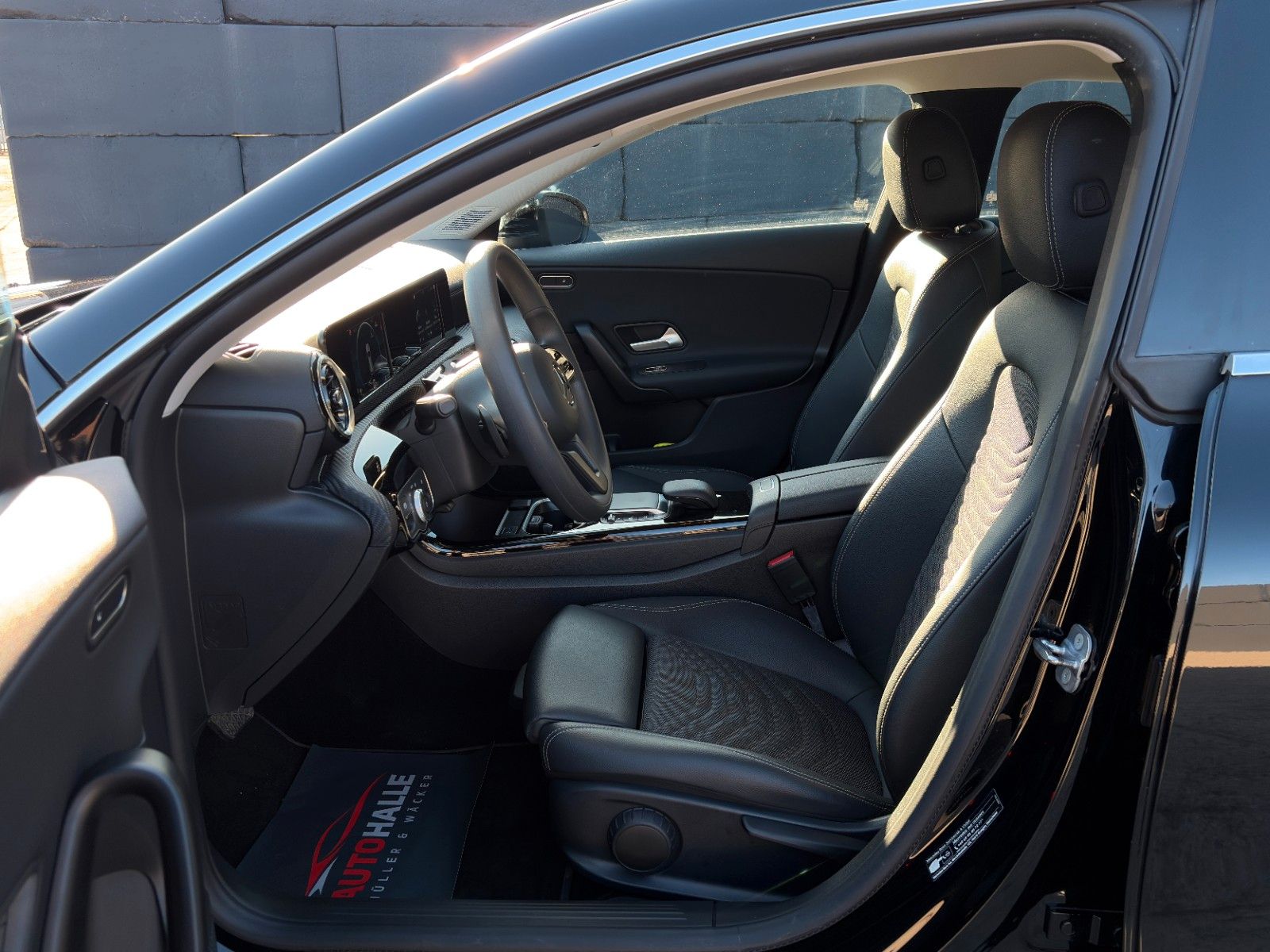 Fahrzeugabbildung Mercedes-Benz CLA 180 SB SHZ LKA MBUX CarPlay TEMP KLIMA Navi