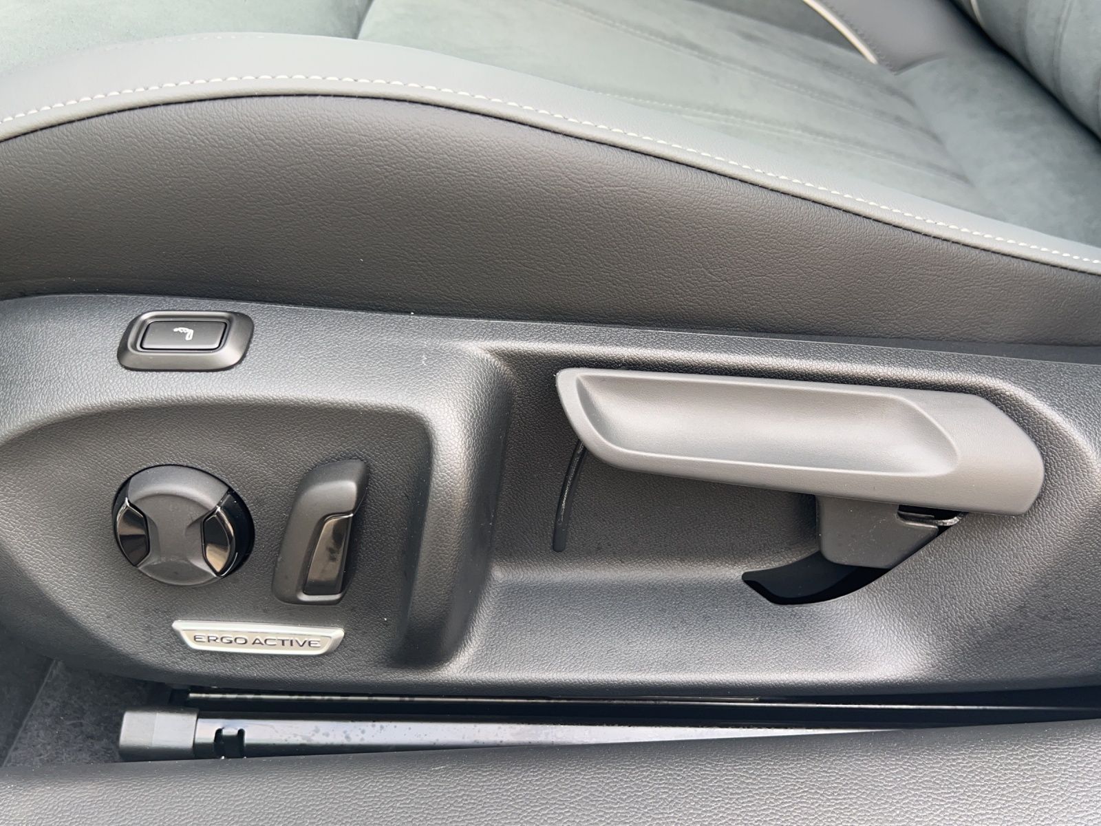 Fahrzeugabbildung Volkswagen Passat TSI Business DSG LED ACC Navi HUD AID Par