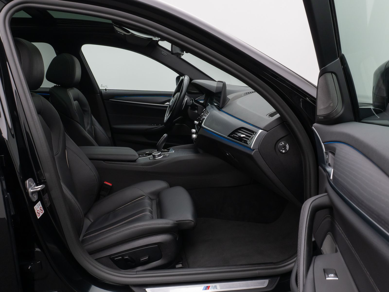 Fahrzeugabbildung BMW 530e xD M Sport Panorama HUD DAB H/K PDC AHK