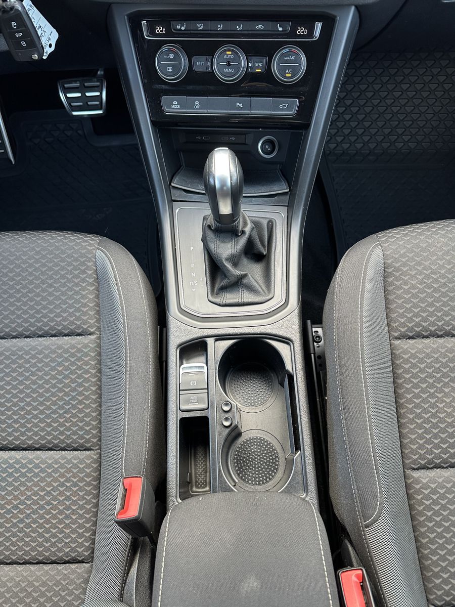 Fahrzeugabbildung Volkswagen Touran 2.0 TDI DSG R-Line NAV+LED+AHK+KAMERA+ACC